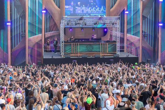 Bilder des Jahres 2022, Entertainment 07 Juli Entertainment Themen der Woche KW 30 Entertainment Bilder des Tages Erster Abend beim Open Beatz Festival in Herzogenaurach, 20 000 Besucher werden erwartet bei Süddeutschlands größtem Electronic Beats Festival Das Publikum vor der Mainstage Herzogenaurach Bayern Deutschland