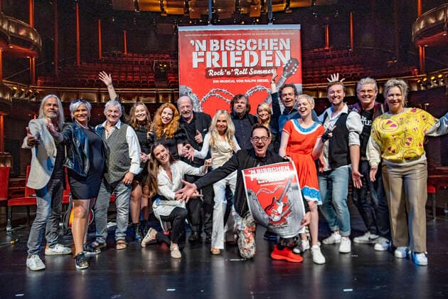 Bilder des Jahres 2022, Entertainment 07 Juli Entertainment Themen der Woche KW 30 Entertainment Bilder des Tages 29.07.2022 , DU Duisburg , Neues Musical NÂ bisschen Frieden von Starkomponist Ralph Siegel wird ab Oktober 2022 im Theater am Marientor in Duisburg aufgeführt. v.l: Dan Lucas , Annika Hönig Hoenig , Stefanie Black , Madeleine Haipt , Laura Siegel , Ralph Siegel , Sonia Farke , Benjamin Sahler , Wolfgang De Marco , Stephanie Gröning , Ronald Kruschak , Jennifer Siemann , Michael Thurner , Markus Mörl , Yvonne König