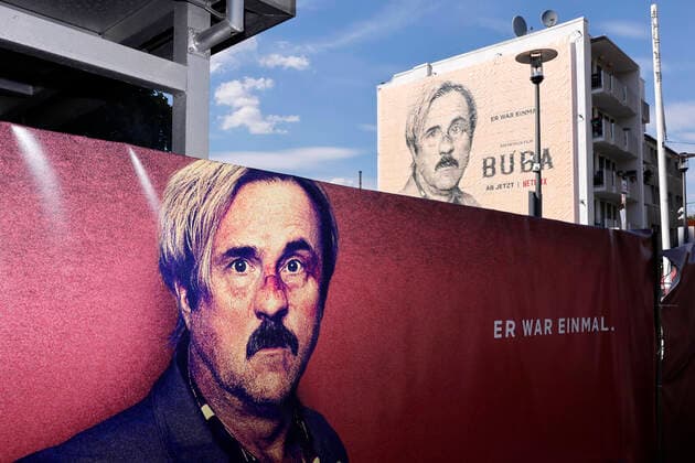 Bilder des Jahres 2022, Entertainment 08 August Entertainment Themen der Woche KW31 Zu Ehren der Film- und Serienfigur Buba, bereits bekannt aus How to sell drugs online fast wurde ein überlebensgroßes Buba-Mural angefertigt - Das größte Tattoo der Welt bestehend aus Lappen zusammengenähter und tätowierter Kunsthaut. Zum Start des Spielfilms Buba mit Bjarne Mädel in der Titelrolle auf Netflix wurde es in Ehrenfeld enthüllt. Köln, 03.08.2022 NRW Deutschland Copyright: xChristophxHardtx
