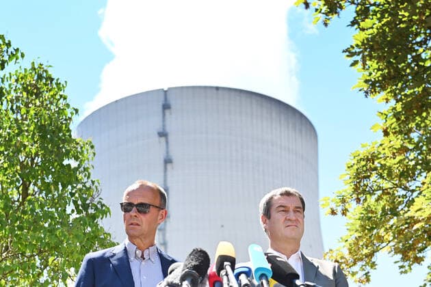 Bilder des Jahres 2022, News 08 August News Themen der Woche KW31 News Bilder des Tages Ministerpraesident Dr. Markus Soeder besucht zusammen mit dem Vorsitzenden der CDU CSU-Bundestagsfraktion, Friedrich Merz das Kernkraftwerk Isar 2 am 04.08.2022. Kuehlturm.