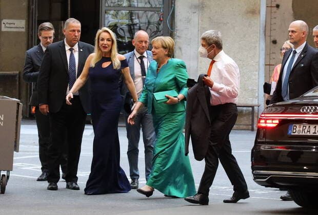 Bilder des Jahres 2022, Entertainment 08 August Entertainment Themen der Woche KW31 Entertainment Bilder des Tages Angela MERKEL bei den Salzburger Festspielen Salzburg, 04. 08. 2022 Angela MERKEL bei den Salzburger Festspielen Premiere von Il barbiere di Siviglia