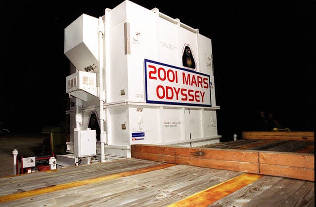 The 2001 Mars Odyssey spacecraft sits on the bed of the trailer that will take it from KSC™s Shuttle Landing Facility to the Spacecraft Assembly and Encapsulation Facility 2 (SAEF-2) located in the KSC Industrial Area. The spacecraft arrived at the SLF aboard an Air Force C-17 cargo airplane that brought it from Denver, Colo.., location of the Lockheed Martin plant where the spacecraft was built. In the SAEF Odyssey will undergo final assembly and checkout. This includes installation of two of the three science instruments, integration of the three-panel solar array, and a spacecraft functional test. It will be fueled and then mated to an upper stage booster, the final activities before going to the launch pad. Launch is planned for April Copyright: xpiemagsx piemagsspace-16260 !ACHTUNG AUFNAHMEDATUM GESCHÄTZT!