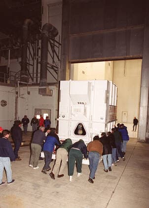 Workers push the crated 2001 Mars Odyssey spacecraft toward the Spacecraft Assembly and Encapsulation Facility 2 (SAEF-2) located in the KSC Industrial Area. The spacecraft arrived at KSC™s Shuttle Landing Facility aboard an Air Force C-17 cargo airplane that brought it from Denver, Colo.., location of the Lockheed Martin plant where the spacecraft was built. In the SAEF, Odyssey will undergo final assembly and checkout. This includes installation of two of the three science instruments, integration of the three-panel solar array, and a spacecraft functional test. It will be fueled and then mated to an upper stage booster, the final activities before going to the launch pad. Launch is planned for April 7, 2001 the first day of a 21-day pl Copyright: xpiemagsx piemagsspace-16263 !ACHTUNG AUFNAHMEDATUM GESCHÄTZT!