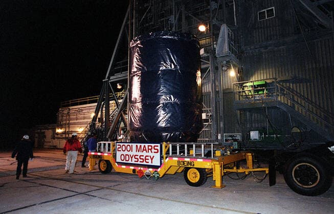 In the early morning before dawn the 2001 Mars Odyssey spacecraft arrives at Launch Pad 17-A, Cape Canaveral Air Force Station. It will be mated with the Delta II rocket that will launch it. The spacecraft will map the Martian surface in search of geological features that could indicate the presence of water, now or in the past, and may contribute significantly toward understanding what will be necessary for a more sophisticated exploration of Mars. Launch is scheduled for 11:02 a.m. EDT April 7 Copyright: xpiemagsx piemagsspace-17475 !ACHTUNG AUFNAHMEDATUM GESCHÄTZT!