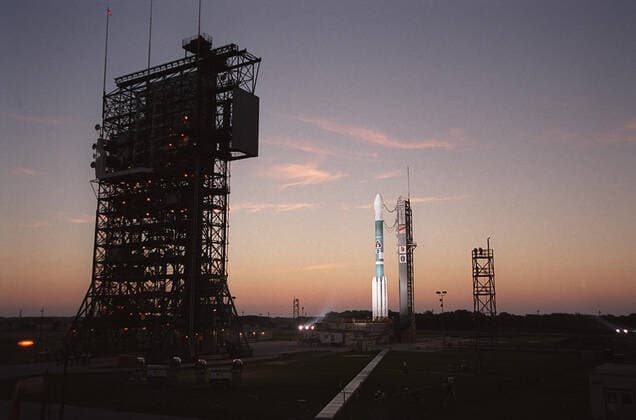 Dawn casts a pink glow as the Boeing Delta II rocket stands ready for launch after tower rollback. It is carrying the 2001 Mars Odyssey spacecraft that will begin its 7-month journey to Mars. Liftoff is scheduled for 11:02 a.m. EDT. The spacecraft, built by Lockheed Martin Space Systems for the Jet Propulsion Laboratory, will orbit Mars, mapping the surface looking for geological features that could indicate the presence of water, now or in the past. Science gathered by three science instruments on board will be key to future missions to Mars, including orbital reconnaissance, lander and human missions Copyright: xpiemagsx piemagsspace-17702 !ACHTUNG AUFNAHMEDATUM GESCHÄTZT!