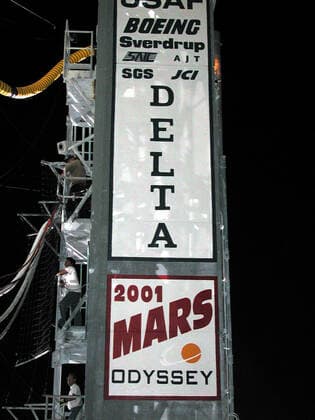 Signs on the side of the launch tower at Launch Complex 17, Cape Canaveral Air Force Station, show the nature of the impending launch. A worker on the side watches the umbilical connections to the Boeing Delta II rocket that is carrying the 2001 Mars Odyssey spacecraft. Liftoff is scheduled for 11:02 a.m. EDT from Launch Complex 17-A at Cape Canaveral Air Force Station. After an approximate 7-month journey, Mars Odyssey will orbit the planet Mars. The spacecraft, built by Lockheed Martin Space Systems for the Jet Propulsion Laboratory, will map the Martian surface looking for geological features that could indicate the presence of water, now or in the past. Science gathered by three science instruments on board will be key to future mission Copyright: xpiemagsx piemagsspace-17710 !ACHTUNG AUFNAHMEDATUM GESCHÄTZT!