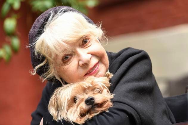 Bilder des Jahres 2022, Entertainment 08 August Entertainment Themen der Woche KW31 Entertainment Bilder des Tages Ingrid Steeger mit Ihrem Hund Lumpi bei der Eröffnung der Marilyn Monroe Sonderausstellung anlässlich des 60igsten Todestages von Marilyn Monroe im Kunstladen. Hannover, 05.08.2022