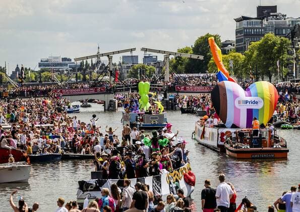 Bilder des Jahres 2022, News 08 August News Themen der Woche KW31 2022-08-06 15:11:13 AMSTERDAM - Participants on a boat during the Canal Parade. After two years of absence, the boat parade will be held again, the highlight of Pride Amsterdam. ANP REMKO DE WAAL netherlands out - belgium out