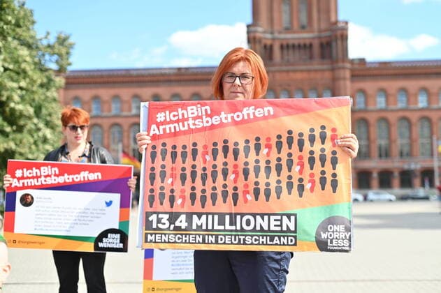 Bilder des Jahres 2022, News 08 August News Themen der Woche KW31 News Bilder des Tages Aktive der Bewegung IchBinArmutsbetroffen halten Plakate waehrend sie in Berlin vor dem Roten Rathaus fuer eine Umverteilung der vorhandenen Ressourcen und gegen die zunehmende Kluft von Arm und Reich angesichts steigender Energie- und Lebensmittelpreise protestieren (Foto vom 06.08.2022). Die Stiftung OneWorryLess hatte angesichts der Preissteigerungen bundesweit zu neuen Protesten aufgerufen. (Siehe epd-Meldung vom 06.08.2022) Protest gegen zunehmende Kluft von Arm und Reich