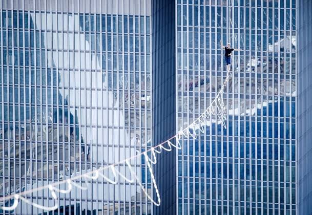 Bilder des Jahres 2022, News 08 August News Themen der Woche KW32 News Bilder des Tages 2022-08-09 11:58:52 ROTTERDAM - The Estonian slackliner Jaan Roose walks at a height of almost 188 meters over a webbing from De Rotterdam on the Wilhelminapier to the De Zalmhaven towers at the Erasmus Bridge. ANP SEM VAN DER WAL netherlands out - belgium out
