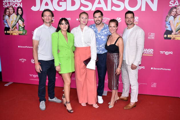 Bilder des Jahres 2022, Entertainment 08 August Entertainment Themen der Woche KW32 Entertainment Bilder des Tages August Wittgenstein, Almila Bagriacik, Rosalie Thomass, Regisseur Aron Lehmann, Marie Burchard und Tobias Licht bei der Jagdsaison Film Premiere am 10.08.2022 in Berlin Jagdsaison Filmpremiere in Berlin