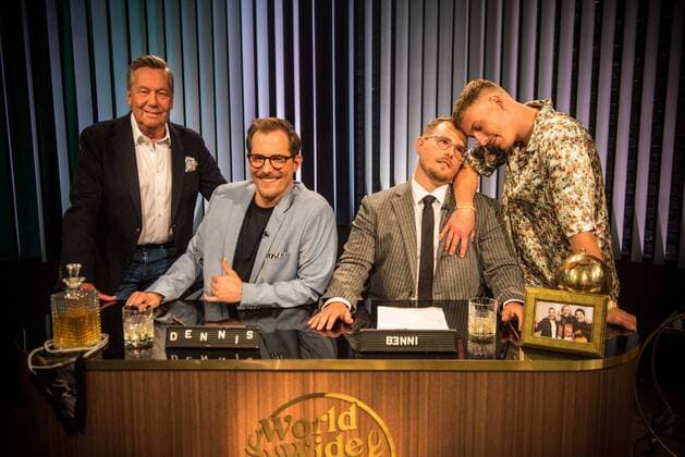 Bilder des Jahres 2022, Entertainment 08 August Entertainment Themen der Woche KW32 Entertainment Bilder des Tages 09.08.2022 xesx Frankfurt am Main hr-fernsehen Aufzeichnung Late-Night-Gameshow World Wide Wohnzimmer mit von links Schlagerlegende Roland Kaiser, Zwillinge und Entertainer Dennis und Benjamin Benni Wolter, Comedian Felix Lobrecht