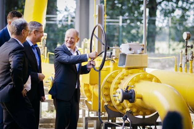 Bilder des Jahres 2022, News 08 August News Themen der Woche KW32 News Bilder des Tages Olaf Scholz (SPD), Bundeskanzler, besichtigt auf Einladung von Potsdams Oberbuergermeister Mike Schubert (SPD) die Stadtwerke Potsdam um sich ueber die Sicherheit der Energieversorgung der Stadt Potsdam zu informieren. Potsdam, 12.08.2022. Potsdam Germany Copyright: xThomasxTrutschelx