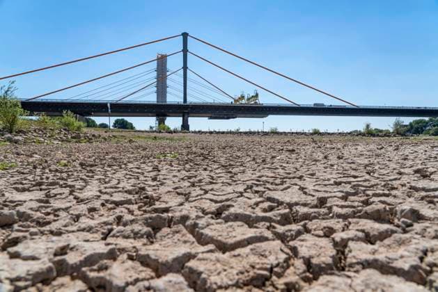 Bilder des Jahres 2022, News 08 August News Themen der Woche KW32 News Bilder des Tages Rhein bei Duisburg, extremes Niedrigwasser, Rheinpegel bei 168 cm, Tendenz fallend, nach der langen Dürre fällt das rechte Rheinufer, bei Duisburg-Neuenkamp, trocken, im Hintergrund die Autobahnbrücke Neuenkamp, A40, und Baustelle der neuen Rheinbrücke daneben, NRW, Deutschland, Niedrigwasser Rhein