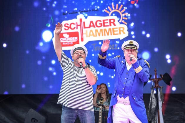 Bilder des Jahres 2022, Entertainment 08 August Entertainment Themen der Woche KW32 Entertainment Bilder des Tages 13.08.2022, xlakx, Entertainment Musik, SchlagerHammer-Tour 2022 in Oranienburg emspor, v.l. Klaus und Klaus im Schlosspark Oranienburg bei der SchlagerHammer-Tour 2022. Oranienburg