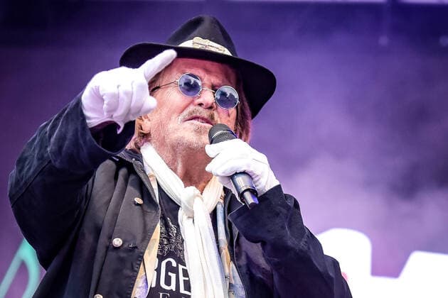 Bilder des Jahres 2022, Entertainment 08 August Entertainment Themen der Woche KW32 Entertainment Bilder des Tages 13.08.2022, xlakx, Entertainment Musik, SchlagerHammer-Tour 2022 in Oranienburg emspor, v.l.Frank Zander er wird mit dem Schlager Radio-Preis für sein Lebenswerk ausgezeichnet im Schlosspark Oranienburg bei der SchlagerHammer-Tour 2022. Oranienburg