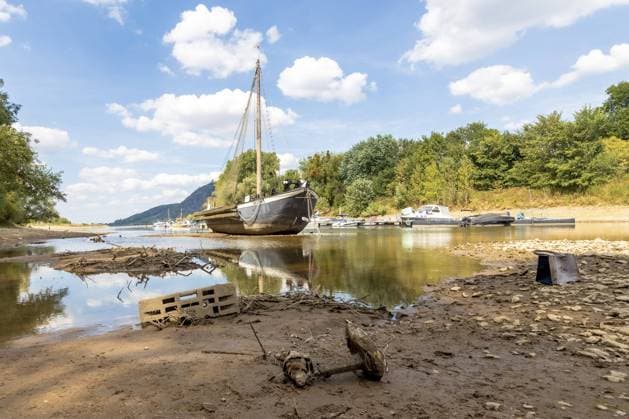 Bilder des Jahres 2022, News 08 August News Themen der Woche KW32 News Bilder des Tages Der freigelegte Aalschokker Aranka im Toten Arm der Insel - Niedrigwasser in Bad Honnef an der Insel Grafenwerth bei Rheinpegel 88cm (Pegel Bonn) Aufgrund der akuten Hitze und Regenmangel werden am Ufer großflächiger Sand und Kiesflächen freigelegt. Die Schifffahrt ist stark eingeschränkt. 14.08.2022 Bad Honnef Insel Grafenwerth NRW Deutschland