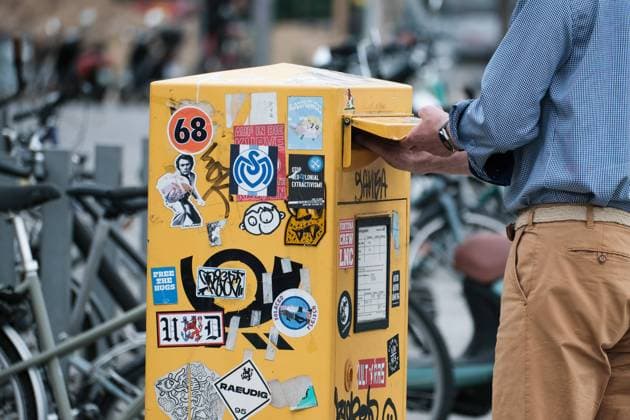 Düsseldorf 15.08.2022 Briefkasten gelb Post Brief Briefe DHL snailmail email Briefpost Posthorn retro Aufkleber beklebt Vandalismus Briefsendungen Briefzustellung Briefwahl Düsseldorf Nordrhein-Westfalen Deutschland