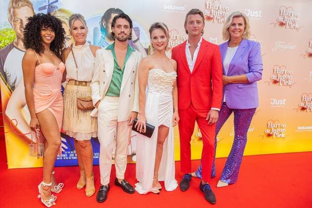 Bilder des Jahres 2022, Entertainment 08 August Entertainment Themen der Woche KW33 Entertainment Bilder des Tages 2022-08-15 19:34:22 AMSTERDAM - The cast members during the red carpet for the premiere of the romantic feel-good film Hart in the right place in Royal Theater Tuschinski. ANP WESLEY DE WIT netherlands out - belgium out