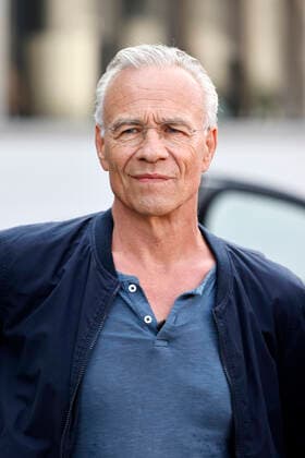 Schauspieler Klaus J. Behrendt (Max Ballauf) beim Fototermin am Set des 88. Tatorts des Ermittlerduos Ballauf und Schenk aus Köln Tatort - Pyramide am Set in Köln Ehrenfeld. Köln, 17.08.2022 NRW Deutschland Copyright: xChristophxHardtx