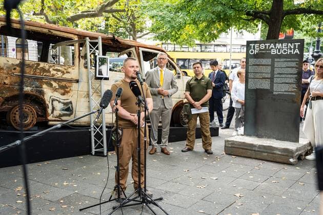 Bilder des Jahres 2022, News 08 August News Themen der Woche KW34 News Bilder des Tages 22.08.2022,Berlin,Deutschland,Testament von Bucha (Butscha), Eröffnung der Ausstellung auf dem George-Grosz-Platz am Kurfürstendamm.Ukrainische und deutsche Partner und Behörden haben sich zusammengetan, um ein authentisches Stück der Tragödie von Bucha auf dem Kurfürstendamm auszustellen. Bei dem Exponat handelt es sich um ein verbranntes Auto, in dem vier Zivilistinnen bei einem russischen Angriff ums Leben kamen.Foto:S.E. Dr. Andrij Melnyk, LL.M. Botschafter der Ukraine in Deutschland.