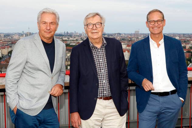 Bilder des Jahres 2022, News 08 August News Themen der Woche KW34 Entertainment Bilder des Tages Klaus Wowereit, Eberhard Diepgen und Michael Müller bei der Preview der rbb-Dokumentarserie Berlin - Schicksalsjahre einer Stadt (2010 2020) im Studio 14 neben der rbb-Dachlounge. Berlin, 22.08.2022