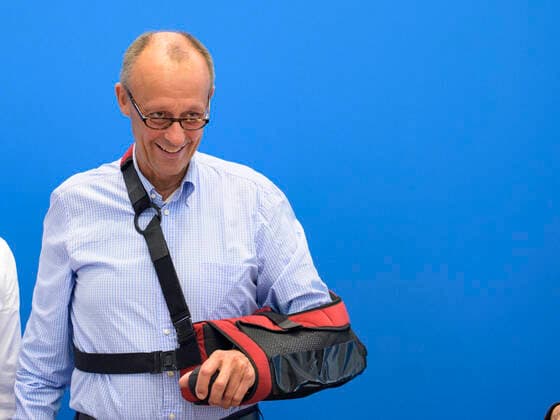 Bilder des Jahres 2022, News 08 August News Themen der Woche KW34 News Bilder des Tages Berlin GER, Berlin, CDU - Bundesvorstandssitzung, Politik, 24.08.22 Friedrich Merz - MdB, Vorsitzender der CDU Deutschlands, Arm links in der Schlaufe, verletzt, CDU - Bundesvorstandssitzung - Bildtermin vor Beginn, 24.08.22, Bund, Bundesvorstand, Politik, Copyright: xEibner-Pressefoto UwexKochx EP_UKH