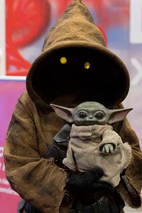 Bilder des Jahres 2022, Entertainment 08 August Entertainment Themen der Woche KW34 Entertainment Bilder des Tages kostuemierte Besucher, Costume Players, Baby Yoda, Star Wars, Messe Gamescom in Koeln am 24.08.2022,