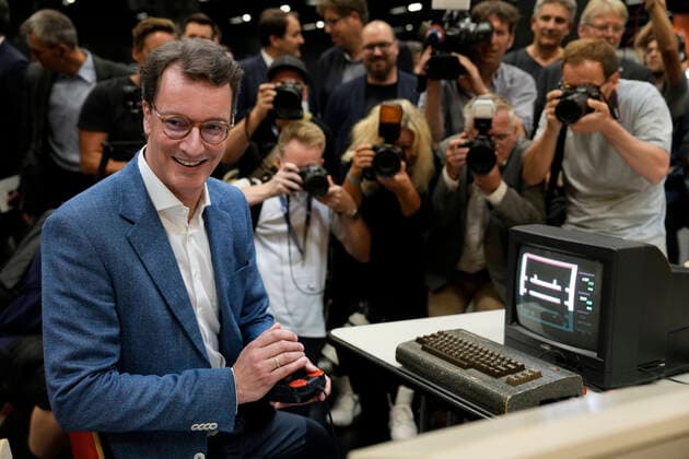 Bilder des Jahres 2022, News 08 August News Themen der Woche KW34 News Bilder des Tages Offizielle Politische Eroeffnung Gamescom 2022 Aktuell, 24.08.2022, Koeln,NRW Ministerpraesident Hendrik Wuest an einem Retro C64 Computer mit Joystick beim Rundgang über die Gamescom 2022 am Stand von Buntspecht Games Koeln Nordrhein-Westfalen Deutschland