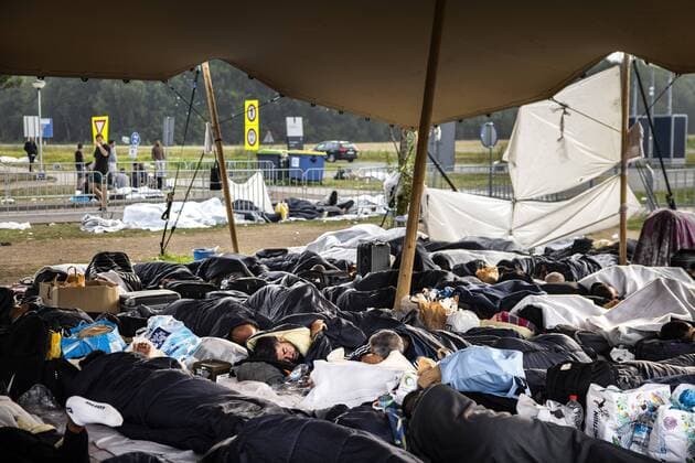 Bilder des Jahres 2022, News 08 August News Themen der Woche KW34 News Bilder des Tages Niederlande, Asylsuchende am überfüllten Antragszentrum in Ter Apel 2022-08-26 07:04:56 TER APEL - Asylum seekers sleep at the application center in Ter Apel. For the third night in a row, about 700 people slept outside last night at the registration center where it has been busy for months. Asylum seekers centers no longer have a place and status holders cannot move on to a home due to, among other things, the overheated housing market. ANP RAMON VAN FLYMEN netherlands out - belgium out