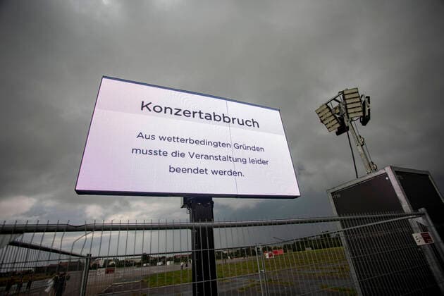 Bilder des Jahres 2022, Entertainment 08 August Entertainment Themen der Woche KW34 News Bilder des Tages Konzertabbruch die Ärzte aufgrund eines schweren Unwetters, Aufgrund eines aufziehenden Unwetters wurde das Konzert von den Ärzten auf dem Tempelhofer Feld abgesagt. ¨Bereits angereiste Gäste verließen das Veranstaltungsgelände ruhig und geordnet. Durch Lautsprecheransagen des ¨Veranstalters wurde bereits die Konzertbesucher vor dem Gelände auf den Abbruch des Konzertes hingewiesen. Vorsorglich war die Bundespolizei und die Berliner Polizei vor Ort. Berlin Berlin Deutschland