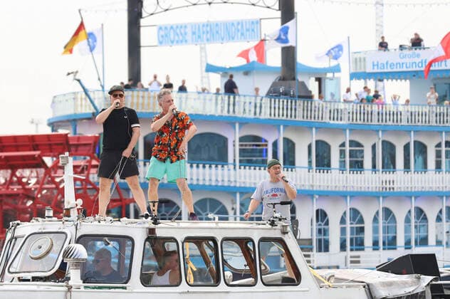 Bilder des Jahres 2022, Entertainment 08 August Entertainment Themen der Woche KW34 König Boris, Dokter Renz und Björn Beton von Fettes Brot bei einem Überraschungskonzert auf einer Barkasse im Hamburger Hafen auf der Elbe. Hamburg, 26.08.2022