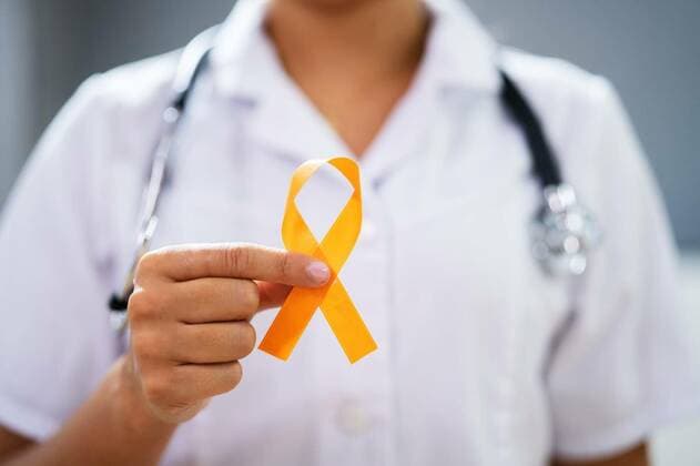 Female Doctor s Hand, Female Doctor s Hand With Ribbon Showing Uterine Cancer Awareness, Female Doctor s Hand With Ribbon Showing Uterine Cancer Awareness model released, Symbolfoto , 24.09.2021, Copyright: xAndreyPopovx Panthermedia30745652.jpg