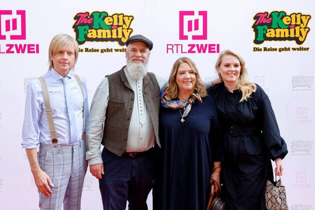 Bilder des Jahres 2022, Entertainment 08 August Entertainment Themen der Woche KW35 Entertainment Bilder des Tages Die Mitglieder der Kelly Family (l-r) John Kelly, Paul Kelly, Patricia Kelly und Kathy Kelly kommen zur Vorstellung der Doku-Serie Die Reise geht weiter im Residenz Kino. Die RTL2-Doku zeigt Bandmitglieder an Schauplätzen ihrer Karriere. Köln, 29.08.2022 NRW Deutschland Copyright: xChristophxHardtx