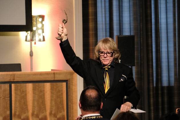 Entertainment Themen der Woche KW35 Entertainment Bilder des Tages 01.09.2022 xkhx Kassel Jährliche Verleihung durch die Stiftung BrücknerKühnner und der Stadt Kassel Helge Schneider erhält im Jahr 2022 den Kasseler Literaturpreis für grotesken Humor Bild zeigt: Preisträger Helge Schneider mit dem Preis