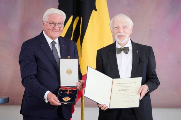 Bilder des Jahres 2022, News 09 September News Themen der Woche KW35 News Bilder des Tages Berlin, Bundespräsident Steinmeier verleiht den Verdienstorden der Bundesrepublik Deutschland Bundespräsident Frank-Walter Steinmeier verleiht am 02.09.2022 das Große Verdienstkreuz mit Stern des Verdienstordens der Bundesrepublik Deutschland an Aleida Assmann, Jan Assmann, Christopher Clark, Klaus Hasselmann und Benjamin List im Schloss Bellevue in Berlin. Im Bild: Frank-Walter Steinmeier, Jan Assmann Berlin Schloss Bellevue Berlin Deutschland