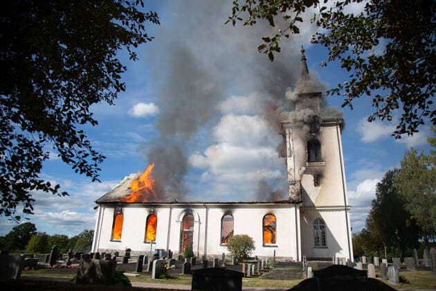 SJÖSÅS 20220903 A heavy fire has broken out in Sjösas new church north of Växjö Open layers rip out through the roof and the tower The church is unsalvageable, according to the emergency services Photo André Larsson TT code 200 Sjösas Sweden x200x  Copyright: xAndréxLarsson TTx BRAND SJÖSÅS KYRKA