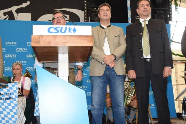 Bei Hymne Josef Schmid MdL Markus Soeder Ministerpraesident Georg Eisenreich MdL Justitzminister Muenchen 02.09.2022 Aubinger Herbstfest Muenchen