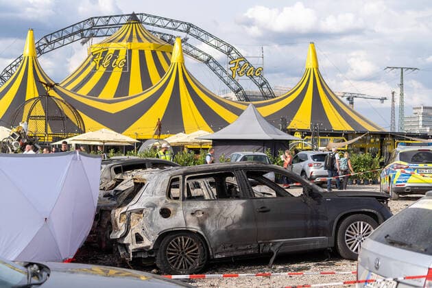 News Themen der Woche KW35 News Bilder des Tages Duisburg Flugzeugabsturz Duisburg, 04.09.2022 Die Unfallstelle befindet sich nur 100m vom Zirkuszelt entfernt, wo zum Unfallzeitpunkt eine Vorfuehrung mit mehreren Hundert Zuschauern stattfand, Flugzeugabsturz Duisburg, 04.09.2022 Copyright: xFabianxFriesex EP_FFE