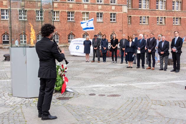News Themen der Woche KW36 News Bilder des Tages Kiel, 5. September 2022, Gedenkveranstaltung der jüdischen Opfer des Attentates zur Olympiade am 05.09.1972 in München. Kranzniederlegung am Olympischen Feuer auf dem Rathausplatz Kiel.