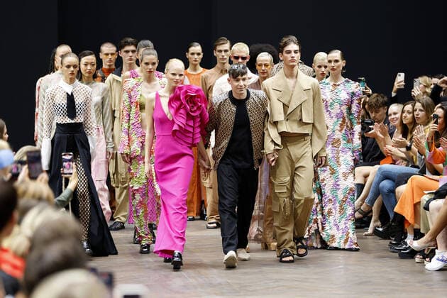 Entertainment Themen der Woche KW36 Entertainment Bilder des Tages Kilian Kerner mit Models auf dem Laufsteg bei seiner Fashion Show am 6.09.2022 im Rahmen der Mercedes Benz Fashion Week in Berlin MBFW Fashionweek Berlin - Kilian Kerner Show