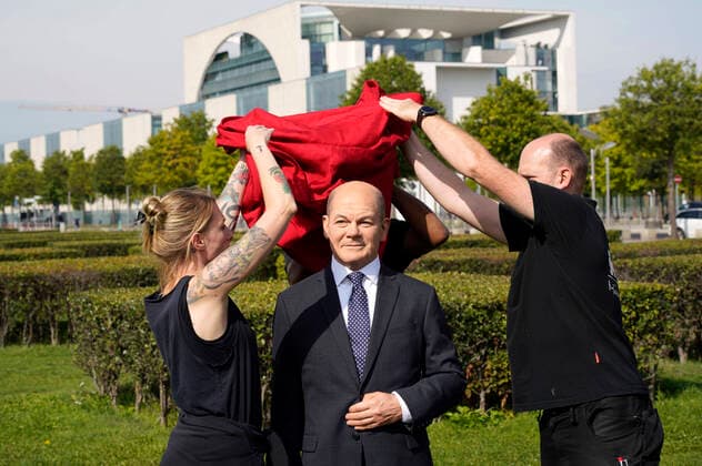 Entertainment Themen der Woche KW36 Entertainment Bilder des Tages Enthüllung der Madame Tussauds Wachsfigur von Olaf Scholz auf dem Platz der Republik zwischen dem Bundeskanzleramt und dem Reichstagsgebäude. Berlin, 07.09.2022