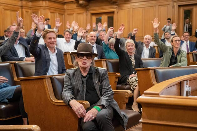 Entertainment Themen der Woche KW36 Ernennung von Udo Lindenberg zum Ehrenbürger von Hamburg - Die Hamburgerische Bürgerschaft stimmt über die Verleihung der Ehrenbürgerschaft ab. Udo Lindenberg sitzt während dessen lässig in der ersten Reihe im Plenarsaal -;Ernennung von Udo Lindenberg zum Ehrenbürger von Hamburg - Die Hamburgerische Bürgerschaft stimmt über die Verleihung der Ehrenbürgerschaft ab. Udo Lindenberg sitzt während dessen lässig in der ersten Reihe im Plenarsaal -, Hamburg Hamburg Deutschland Rathaus