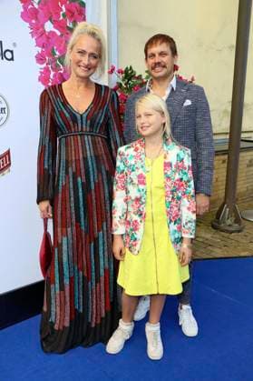Eva Mona Rodekirchen mit Ehemann Bjorn Geske und Tochter Martha Geske bei der Premiere des Musicals Mamma Mia! im Stage Theater Neue Flora. Hamburg, 11.09.2022