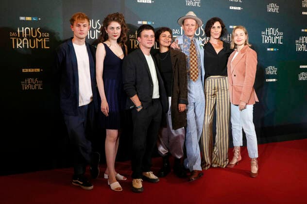 Entertainment Bilder des Tages Ludwig Simon, Amy Benkenstein, Paul Zichner, Naemi Florez, Alexander Scheer, Nina Kunzendorf und Valery Tscheplanowa bei der Premiere der RTL+ TV-Serie Das Haus der Träume im Kino International. Berlin, 12.09.2022
