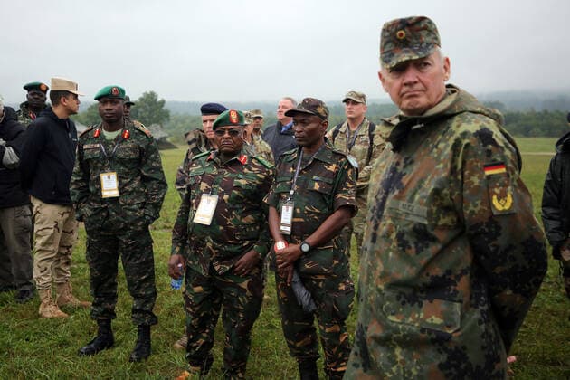 Mitglieder der Delegation Militärangehöriger aus Tanzania, Bildmitte General Major Sibuti, Übung mit Schußwaffen US Armee, Trainigsgelände Vilseck, GER, 14.09.2022, 7th Army Training Command, Tschad, Gambia, Tansania, Brasilien