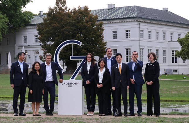 News Bilder des Tages G 7 Praesidentschaft Robert Habeck 14.09.2022, Germany, Neuhardenberg, Schloss Neuhardenberg, Treffen der G 7 Handels und Wirtschaftsminister unter Fuehrung von RobertHabeck und der USA Vertreterin Katherine Tai, Habeck und G 7 Symbol, Ganzfigurc) Frank Ossenbrink mediagroupberlin GmbH Neuhardenberg Brandenburg Germany