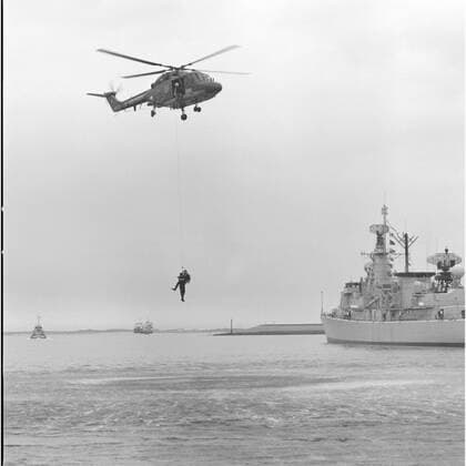 Exercise Drenkeling pick up with the sling (hoisting cable) from the Westland SH-14D Navy Lynx helicopter with registration 283 (1981-approx. 2012) in May 1990.rechts the L-FREGAT HR.MS. White de With (1986-2005), on the left in the background A marine trail boat from the Delta Tug 2750 type (1987-) and on the right in the background the ferry to Texel. Copyright: xpiemagsx nedmil060421-1639 !ACHTUNG AUFNAHMEDATUM GESCHÄTZT!