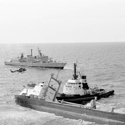Alarm message Expensing and rescue service. The light-making British cargo ship Olaf (1985-1986). The captain and the seventeen crew members are taken by two Westland Lynx helicopters from aircraft squadron 7 (vsq 7) and transferred to Hr.Ms. Pieter Florisz (1983-2001). The Olaf de Danish tugboat Svitzer Garm (1978-1990). Copyright: xpiemagsx nedmil060421-5503 !ACHTUNG AUFNAHMEDATUM GESCHÄTZT!