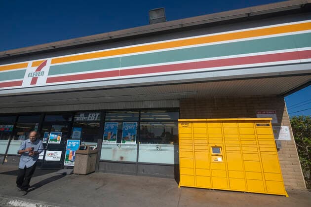 September 14, 2022, Los Angeles, California, USA: A yellow Amazon storage locker is pictured outside the 7-Eleven on September 14, 2022 in Temple City, Calif. California Attorney General Rob Bonta said Wednesday that he has sued online retail giant Amazon, alleging the company s policies drive up consumers prices. Los Angeles USA - ZUMAc68_ 20220914_zaf_c68_009 Copyright: xRingoxChiux
